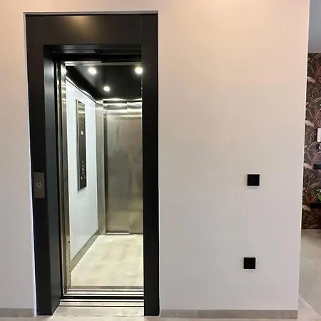 Amazing With Rooftop Pool Apartment